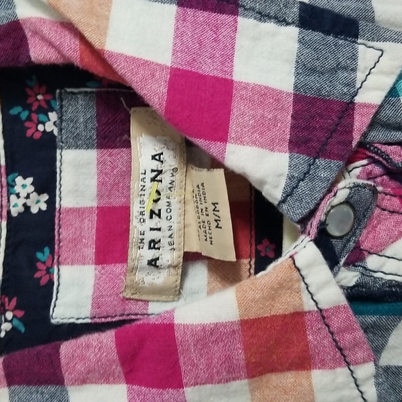 Cute button down Top - Picture 3 of 4